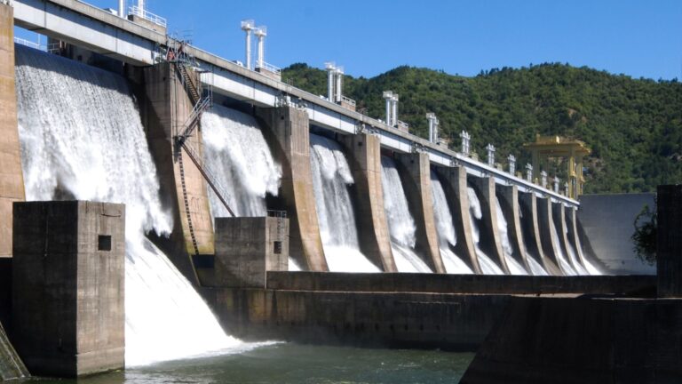Staudamm mit starkem Wasserfluss und abgedichteten Betonflächen