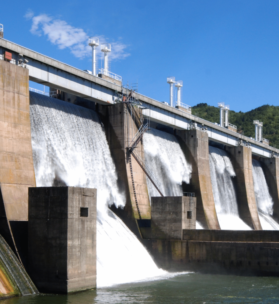 Staudamm mit starkem Wasserfluss und abgedichteten Betonflächen